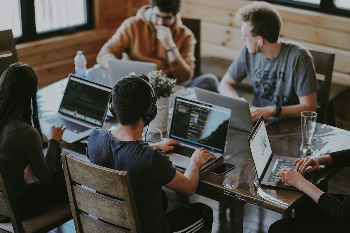 Equipo de trabajo en una reunión